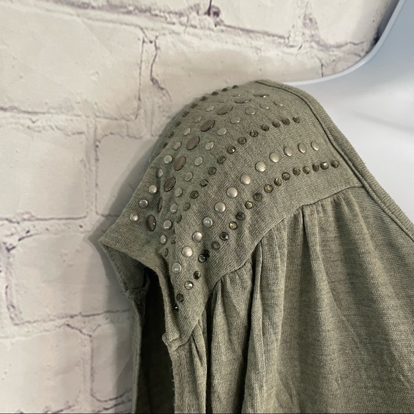 Large Blouse With Embellished Shoulders - Picture 3 of 7